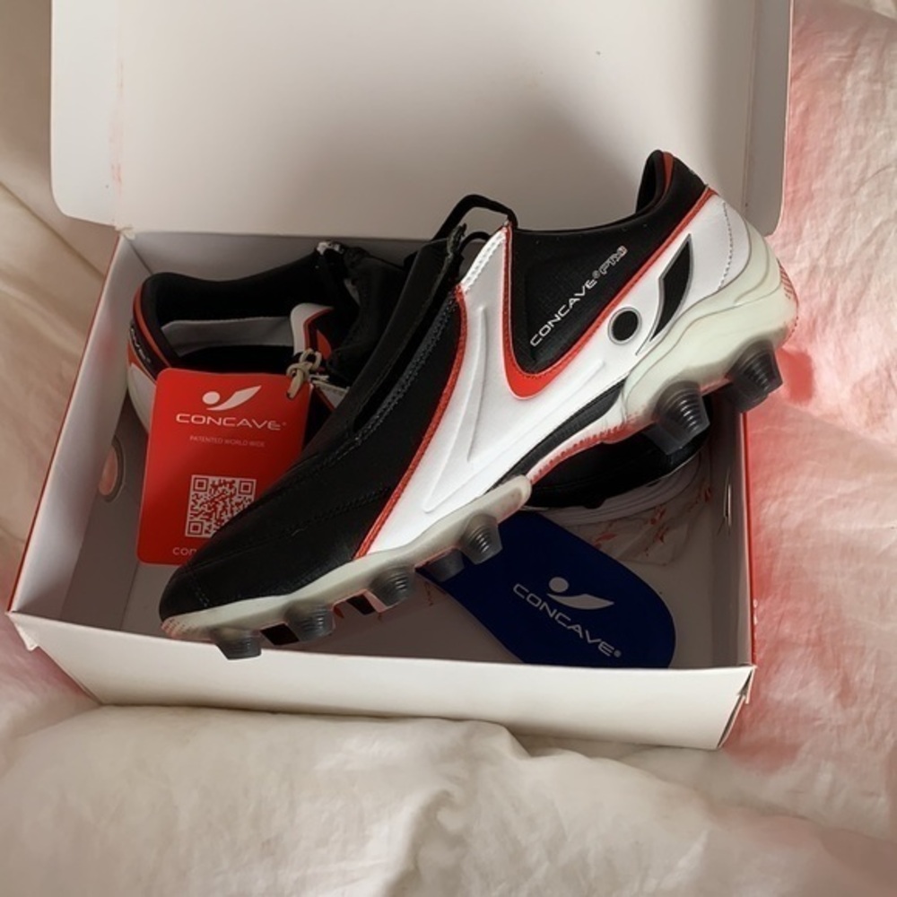 NWT CONCAVE SOCCER CLEATS